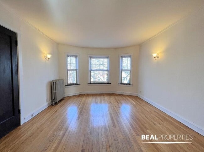 property at 4904 N Hoyne Ave