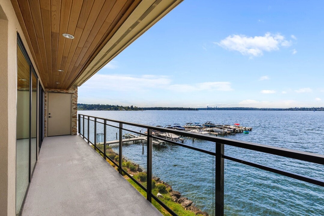6401 Lake Washington Blvd NE in Kirkland, WA - Building Photo