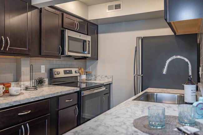 Colonial Gardens in Cincinnati, OH - Building Photo - Interior Photo
