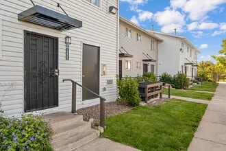 Fairview Apartments in Aurora, CO - Building Photo - Building Photo