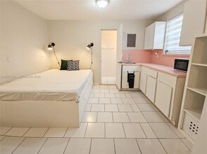 54 SW 24th Rd in Miami, FL - Building Photo - Building Photo