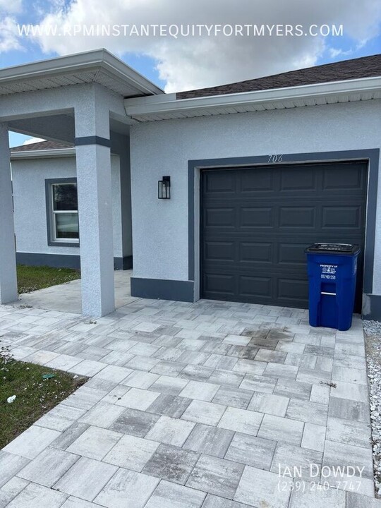 706 Hightower Ave S in Lehigh Acres, FL - Building Photo