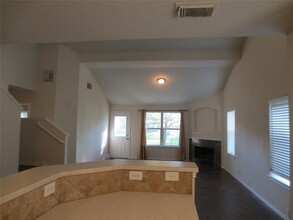 10226 E Summit Canyon Dr in Houston, TX - Building Photo - Building Photo