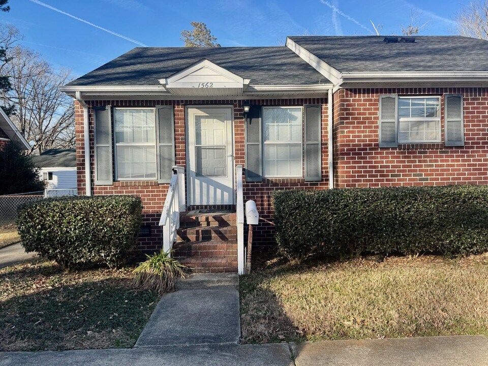 1562 Indiana Ave in Virginia Beach, VA - Foto de edificio