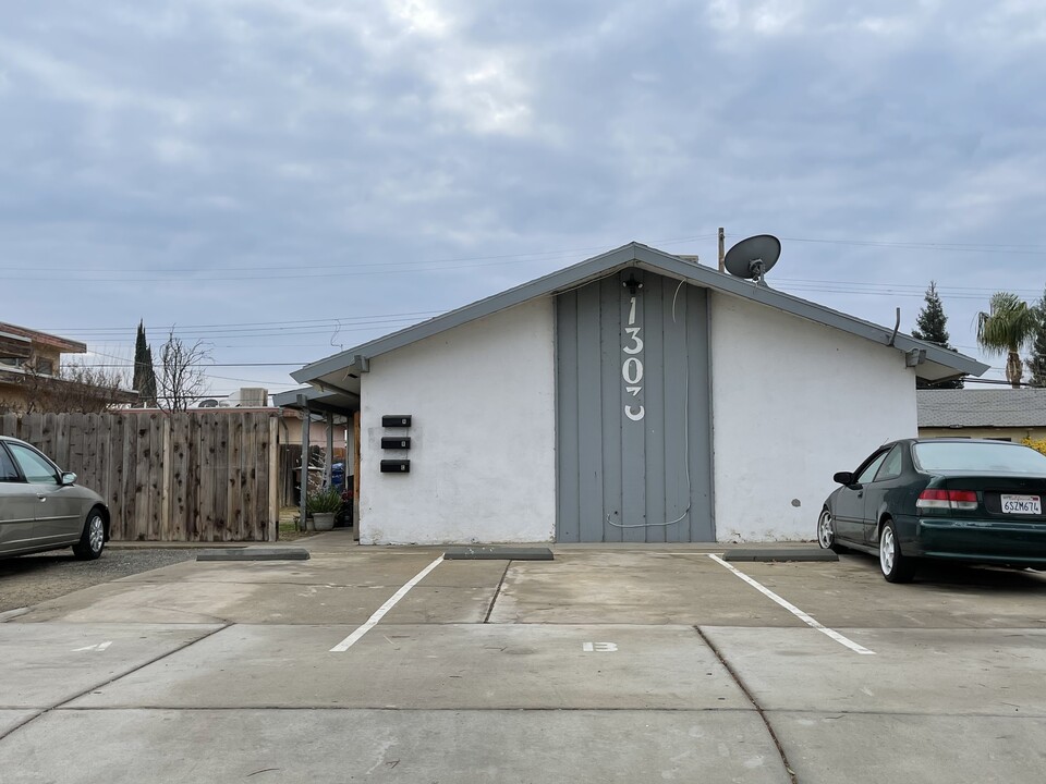 1303 Washington Ave in Bakersfield, CA - Building Photo