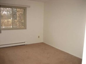 125 Twin Oaks Dr, Unit 319 in Joliet, IL - Foto de edificio - Building Photo