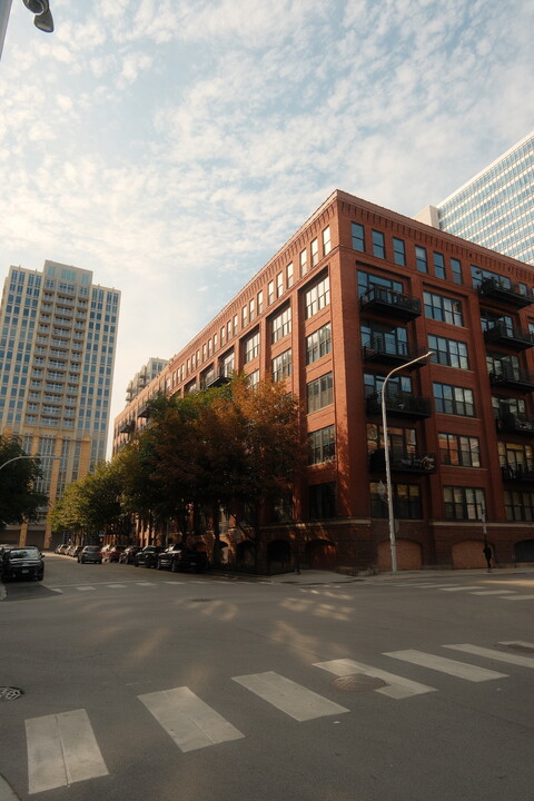525 W Superior St, Unit 322 in Chicago, IL - Building Photo