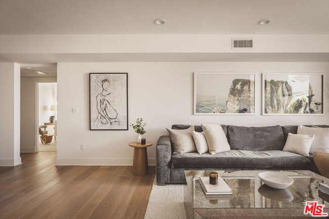 118 Kings Rd in Los Angeles, CA - Building Photo - Building Photo