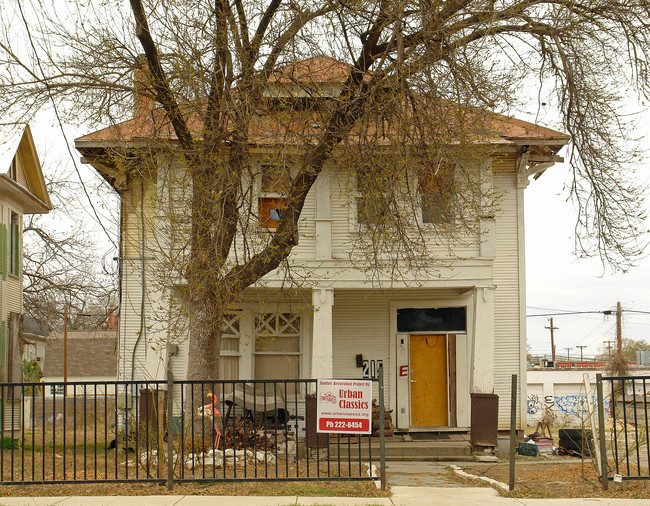 215 E Courtland Pl in San Antonio, TX - Building Photo - Building Photo