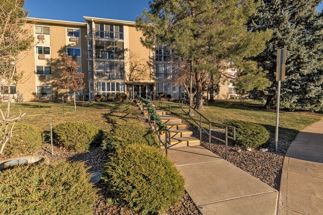 3022 S Wheeling Way, Unit Heather Gardens in Aurora, CO - Building Photo - Building Photo