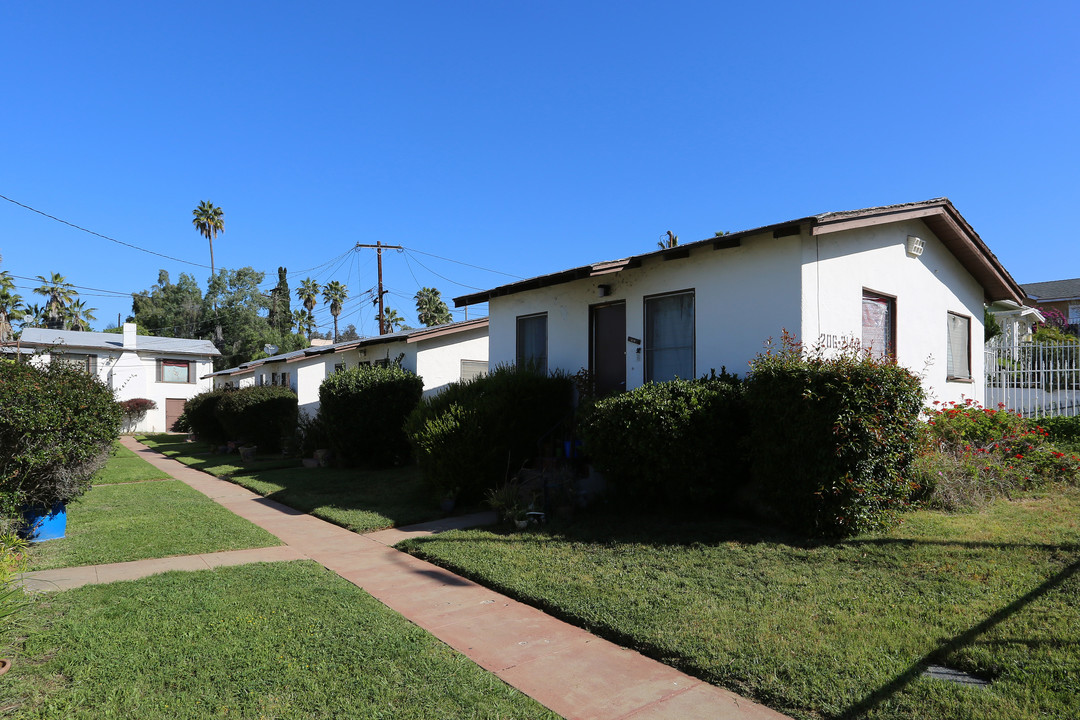 202-214 Washington St in Vista, CA - Building Photo