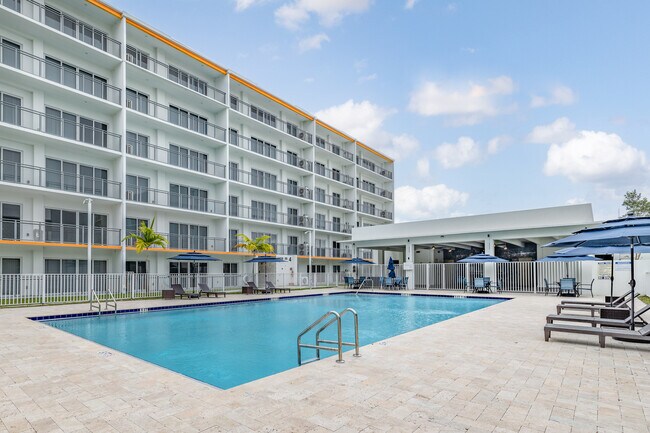 Modern Towers in Homestead, FL - Foto de edificio - Building Photo