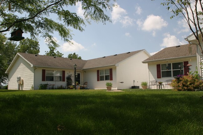 Foster Court Apartments in Mount Carroll, IL - Foto de edificio - Building Photo