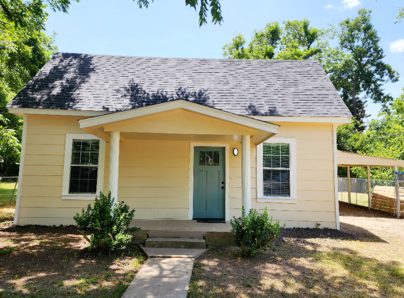 303 W Cedar St in Granger, TX - Building Photo
