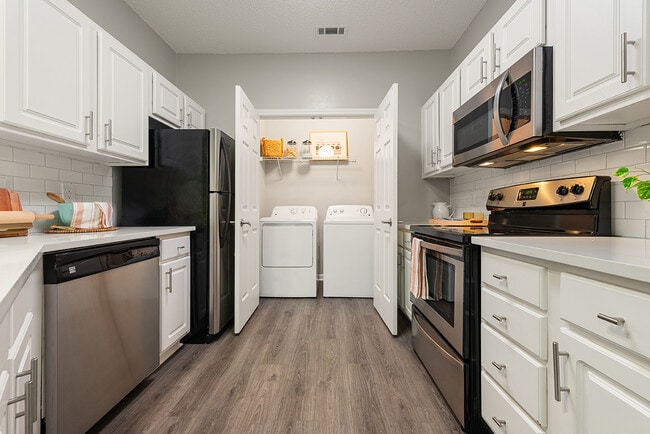 Summermill at Falls River in Raleigh, NC - Foto de edificio - Building Photo