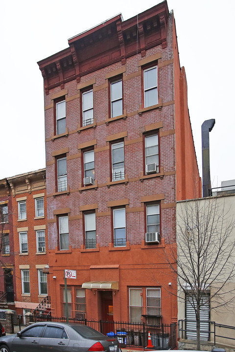 131 Ryerson St in Brooklyn, NY - Building Photo