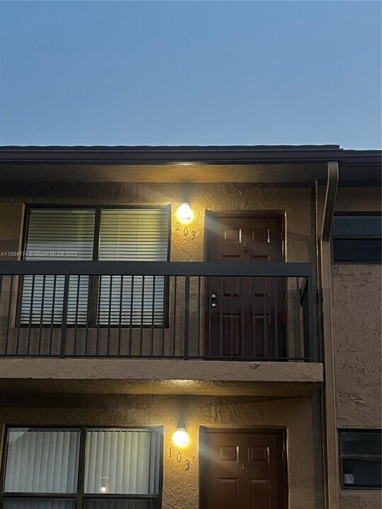 10002 Winding Lake Rd in Sunrise, FL - Building Photo