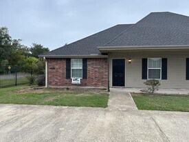 2722 Ryan Rd in Lake Charles, LA - Building Photo