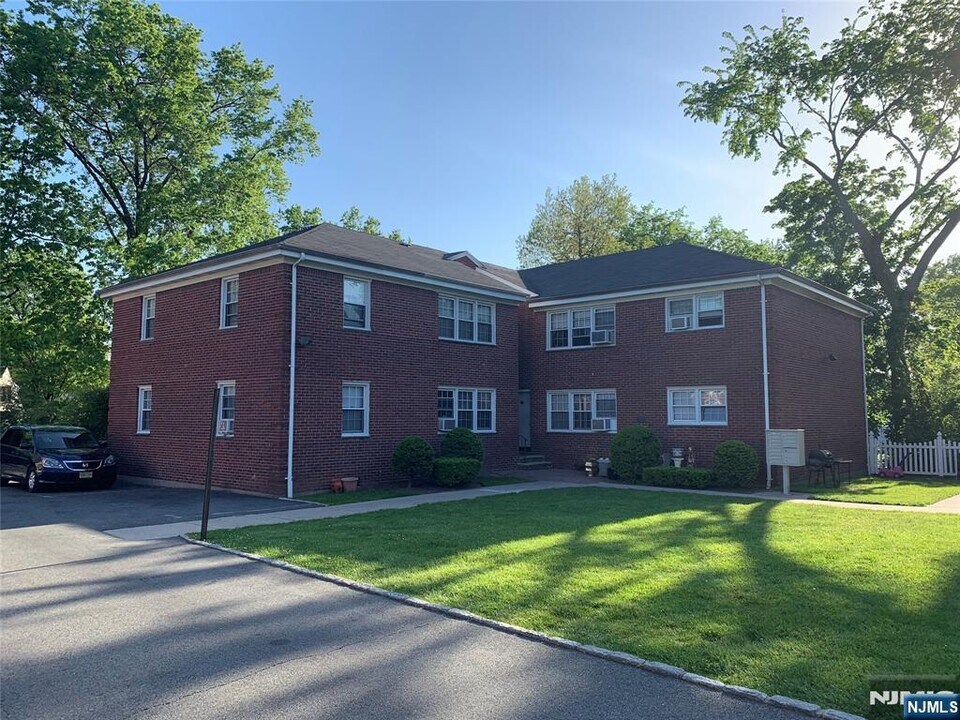 171-183-183 Fort Lee Rd in Teaneck, NJ - Building Photo