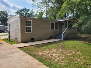 716 N Houston Lake Blvd in Centerville, GA - Foto de edificio - Building Photo