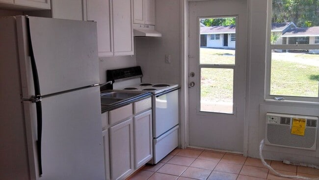 18 W Herrick Dr in Eustis, FL - Building Photo - Building Photo