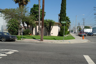 317-323 S Lake St in Burbank, CA - Building Photo - Building Photo