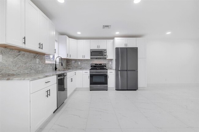 810 SW 14th Ct in Deerfield Beach, FL - Building Photo - Building Photo