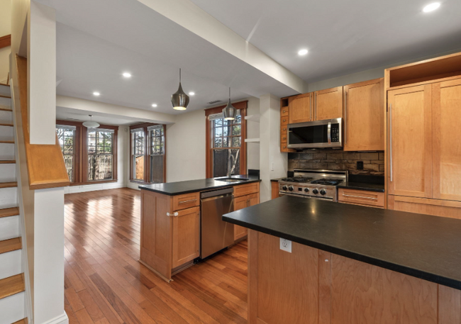 245 River St, Unit 3 in Cambridge, MA - Foto de edificio - Building Photo