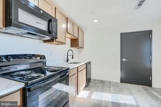 7 S Carrollton Ave in Baltimore, MD - Foto de edificio - Building Photo