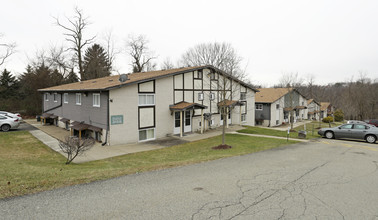 Logan Road Apartments in North Versailles, PA - Foto de edificio - Building Photo