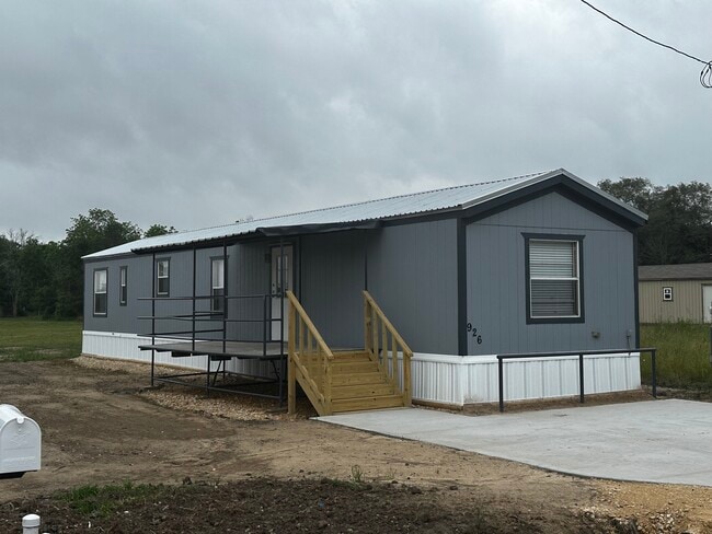 926 N Lake Ave in Eagle Lake, TX - Building Photo - Building Photo