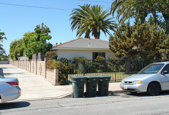 327 E 18th St in Costa Mesa, CA - Foto de edificio - Building Photo