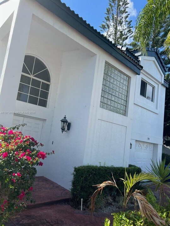 202 NE 211th Terrace in Miami, FL - Building Photo