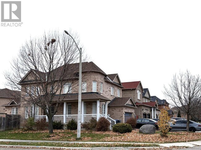 2 Fallstar Crescent in Brampton, ON - Building Photo - Building Photo