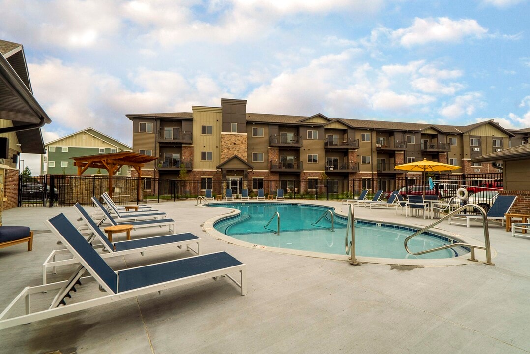 WH Flats in Lincoln, NE - Foto de edificio