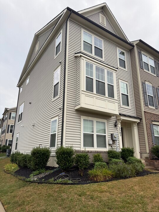 5585 Peregrine Wy in Frederick, MD - Building Photo