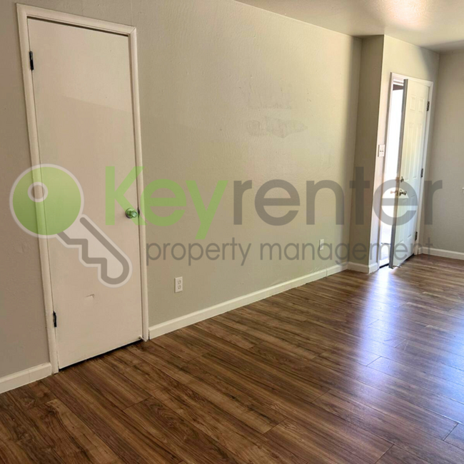 5735 Falconer Way in Sacramento, CA - Building Photo - Building Photo