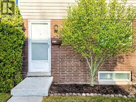 7875 Hawthorne Dr in Windsor, ON - Building Photo