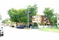 Causeway Apartments in North Miami, FL - Foto de edificio - Building Photo