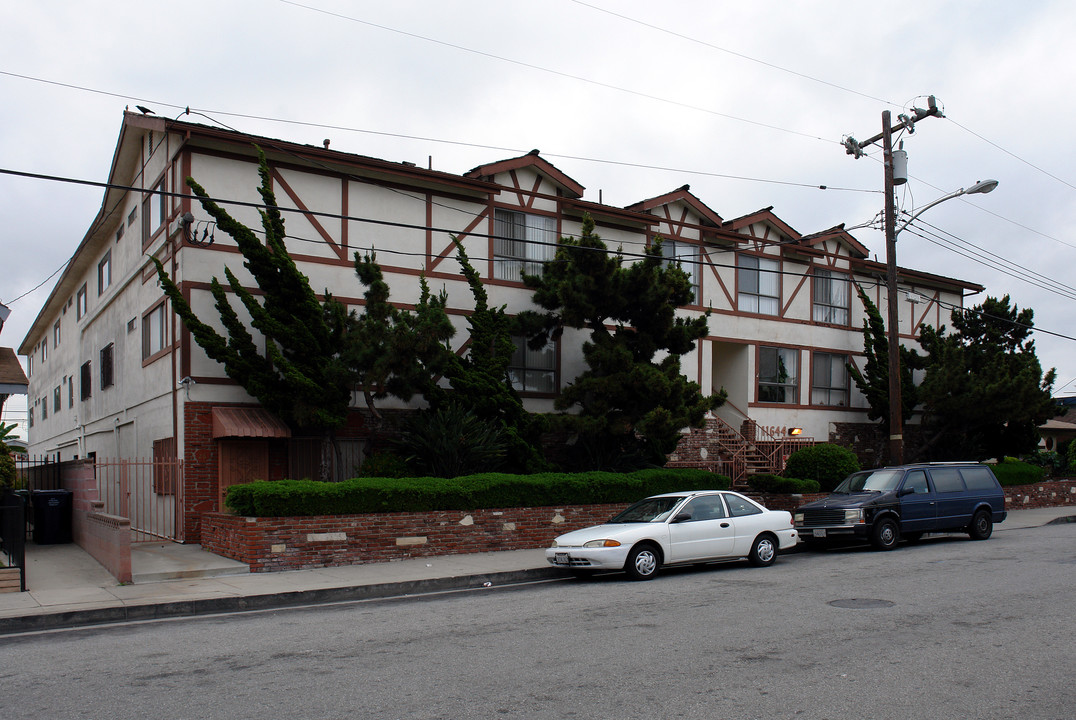 Crestridge Apartments in Hawthorne, CA - Building Photo