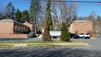 953 Hopmeadow St, Unit 26 in Simsbury, CT - Building Photo