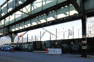 335 St. Nicholas Ave in Flushing, NY - Foto de edificio - Building Photo