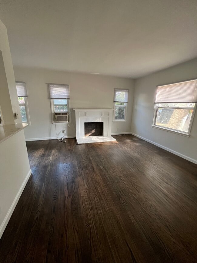 702 N Catalina St in Burbank, CA - Foto de edificio - Building Photo