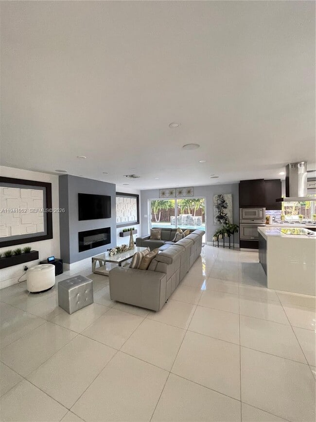 6901 NW 82nd Ct in Tamarac, FL - Building Photo - Building Photo