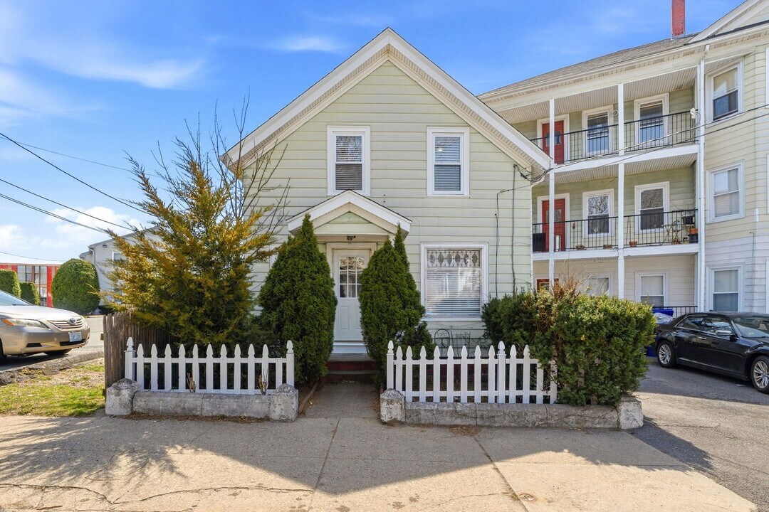 46 Mary St in Pawtucket, RI - Building Photo