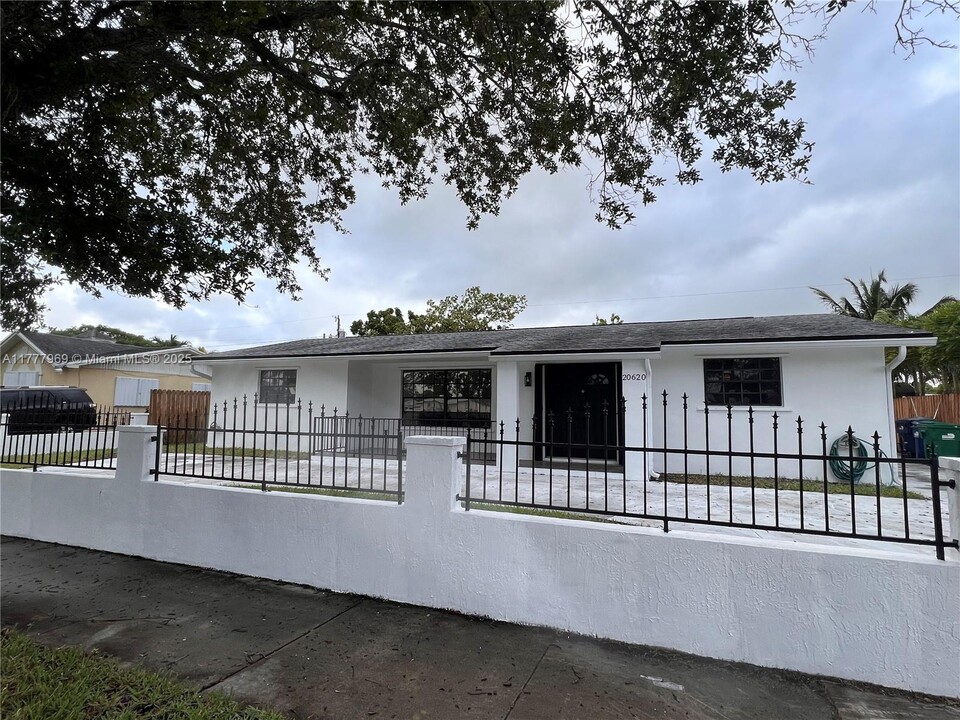 20620 SW 117th Ave in Miami, FL - Building Photo