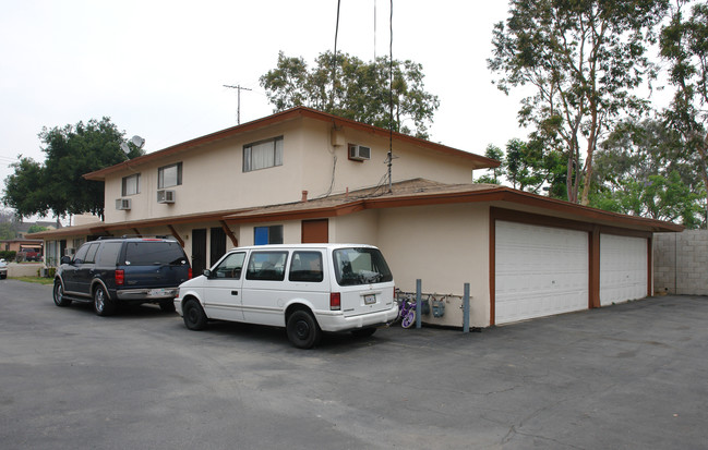 16815 Randall Ave in Fontana, CA - Foto de edificio - Building Photo