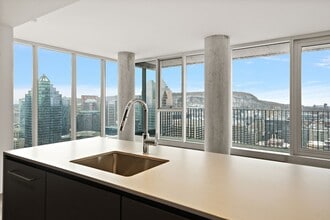 1205 Pl. Phillips in Montréal, QC - Foto de edificio - Building Photo