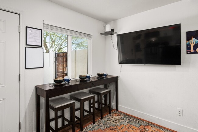 1110 E Polk St, Unit Apt 1