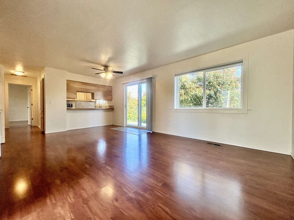589 Van Wey Cir, Unit 589 Van Wey Circle Unit A in Eagle Point, OR - Foto de edificio